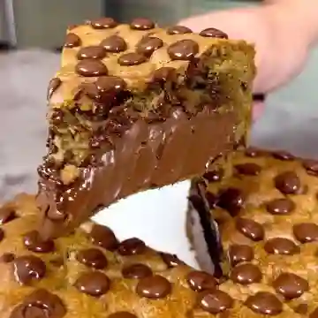 Porcion de torta de galleta con chips