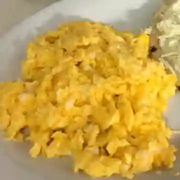 Huevos Revueltos con Patacones