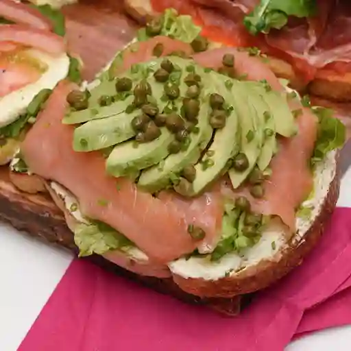SAND ABIERTO SALMON AHUMADO AGUACATE