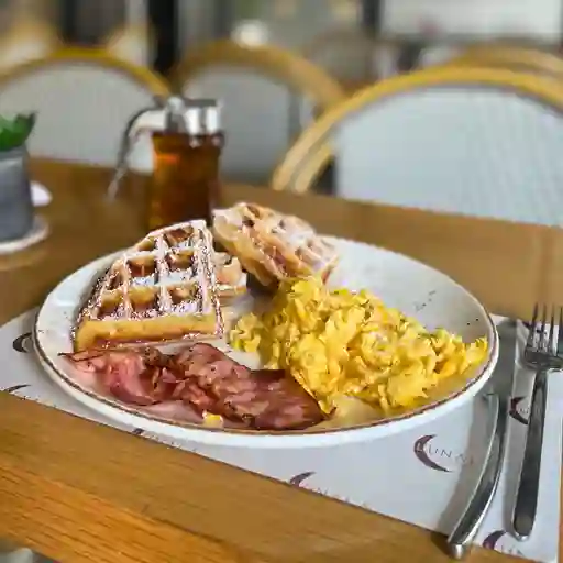 Waffles con huevo y tocineta
