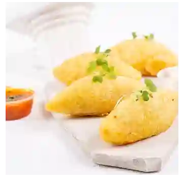 4 Carimañolas Mixtas de Carne y Queso