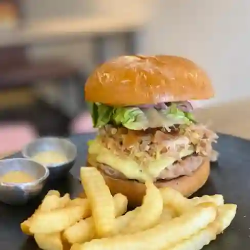 Hamburguesa Lalechoneria con Papitas