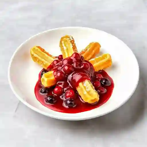Churros con salsa de frutos rojos