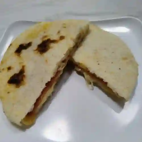 Arepa con Jamón y Queso