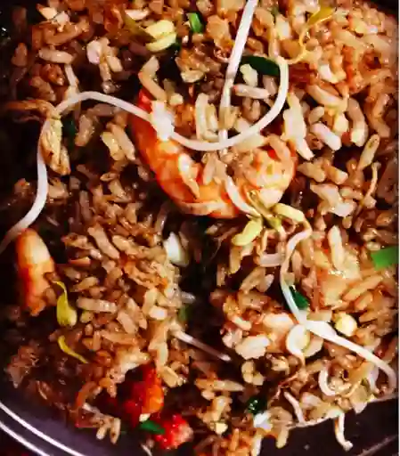Arroz Chino con Camarón y Pollo.