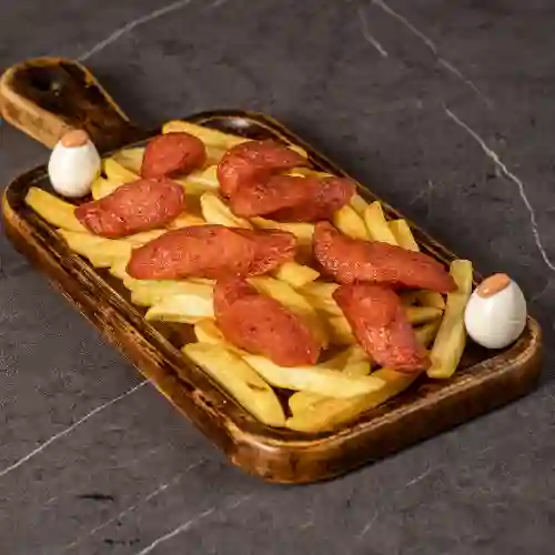 Salchipapa con Ensalada