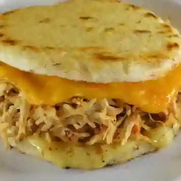 Arepa rellena de pollo con queso cheddar