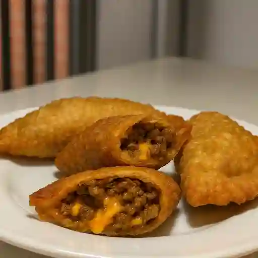 Empanadilla de carne y queso