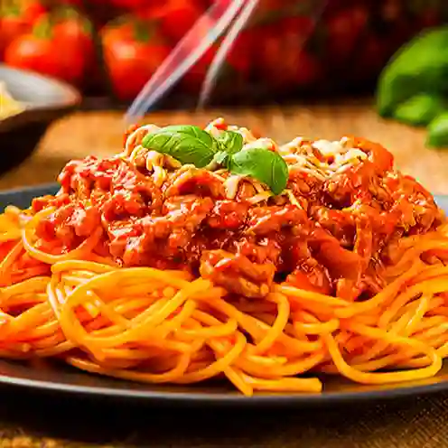 Pasta boloñesa con tocineta y bebida
