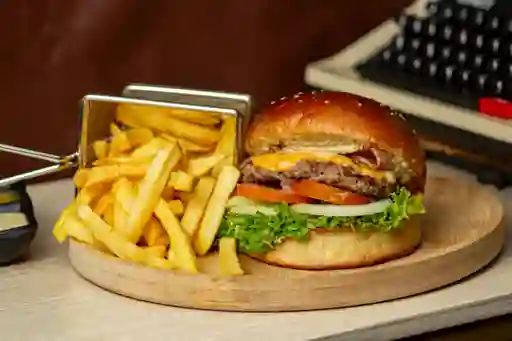 Classic Burger + Papas