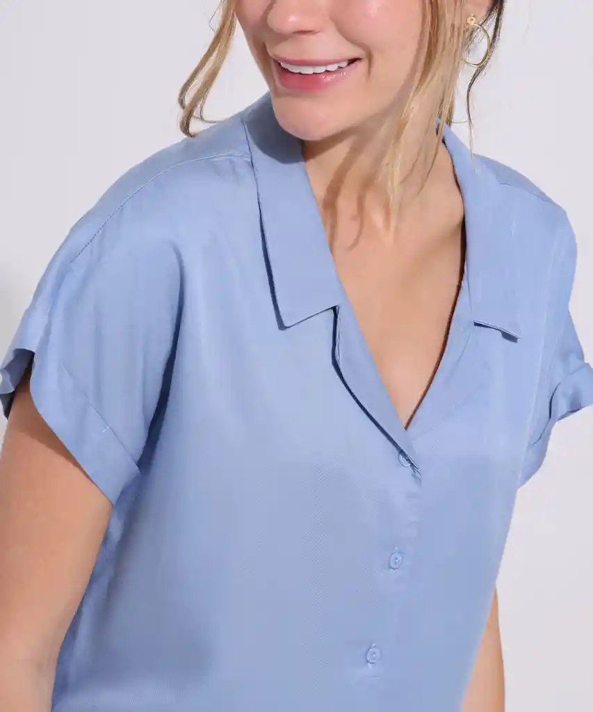 Camisa Unicolor Manga Corta Con Guardapolvos Cuello Sport y Botonadura