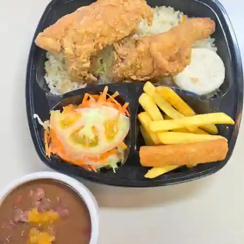 Bandeja Típica con Pollo Apanado