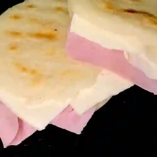 Arepa rellena de jamón y queso