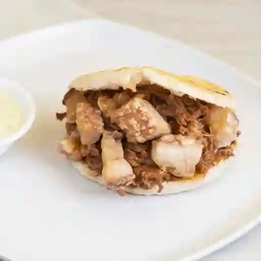 Arepa Ropa Vieja y Chicharrón