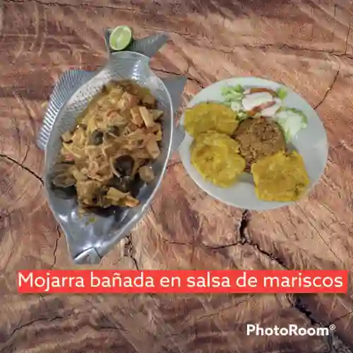 Mojarra Roja en Salsa de Mariscos