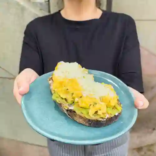 Tostada de Huevos con Aguacate X1