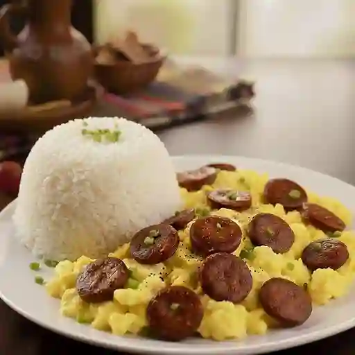 Salchi-huevo con arroz