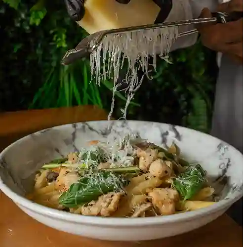 Pasta con Pollo Espárrago y Portobello