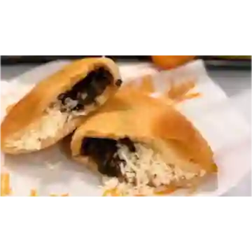 Empanade Caraota (Frijol Negro) y Queso Rayado