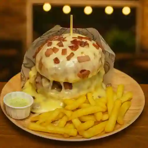 Burger Quesuda con Papas