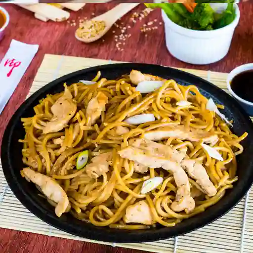 Lo mein con pollo