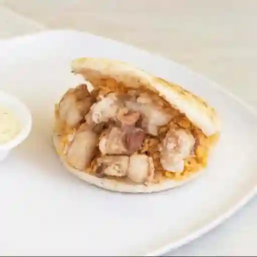 Arepa Pollo y Chicharrón
