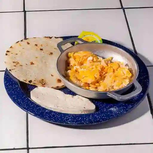 Huevos Revueltos con Arepa y Quesito