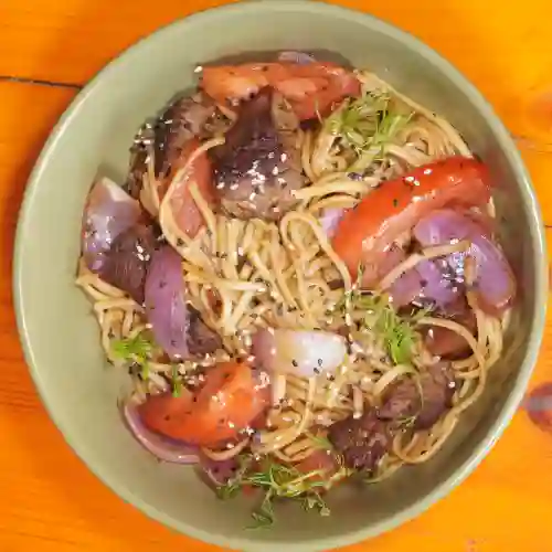 Spaghetti saltado