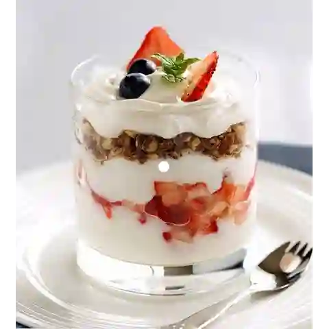 Yogurt con Granola y Frutas.