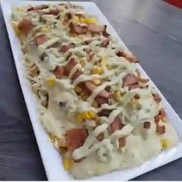 Mega Salchipapa con Chorizo