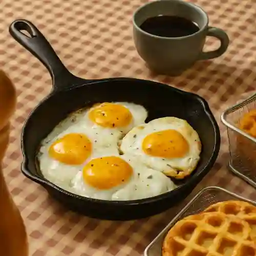 Huevos Fritos (4) + Waffle de Yuca
