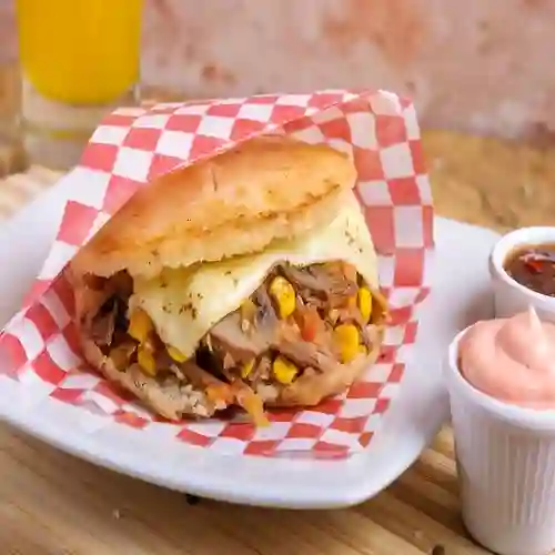 Arepa Desmechada de Carne