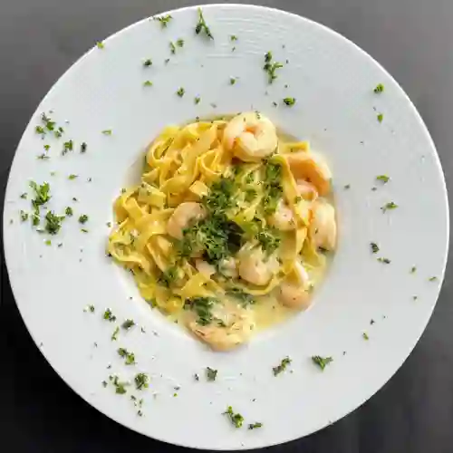 Pasta Alfredo con Camarones