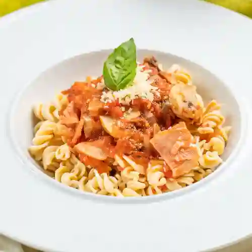 Pasta en Salsa de Pollo y Tocineta