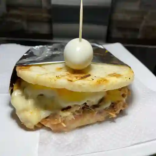 Arepa de pollo desmechado