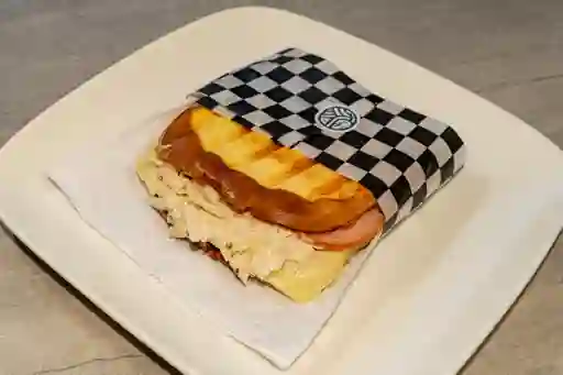 Sandwich de Pollo Jamón & Queso