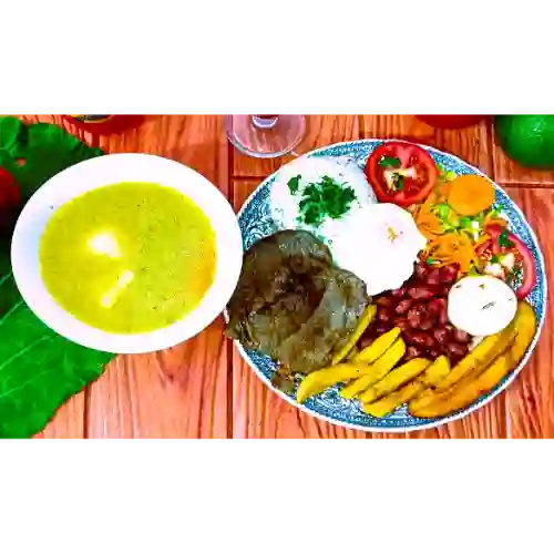 Bandeja con Hígado Encebollado