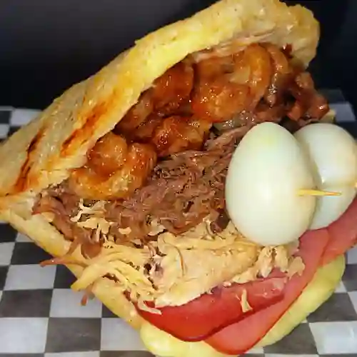 Arepa Mixta Especial con Chicharrón