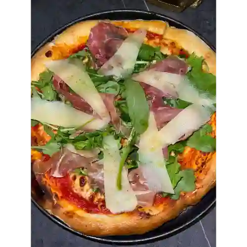 Pizza jamón rúgula y parmesano