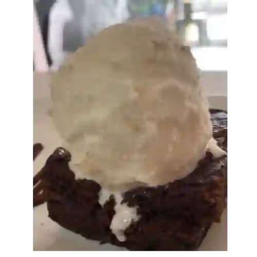 Brownie Caliente con Helado