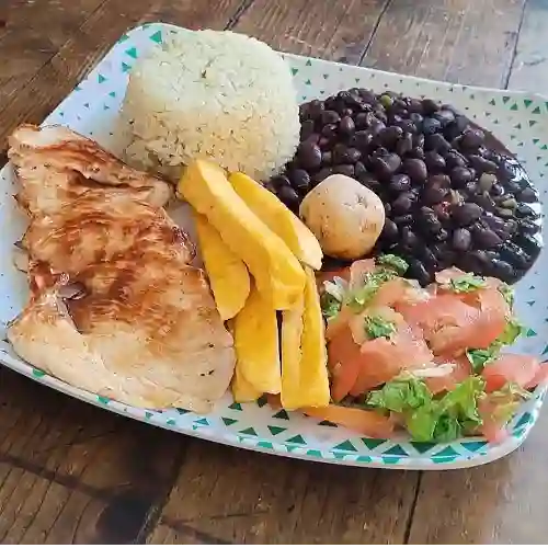 Almuerzo con Pechuga a la Plancha