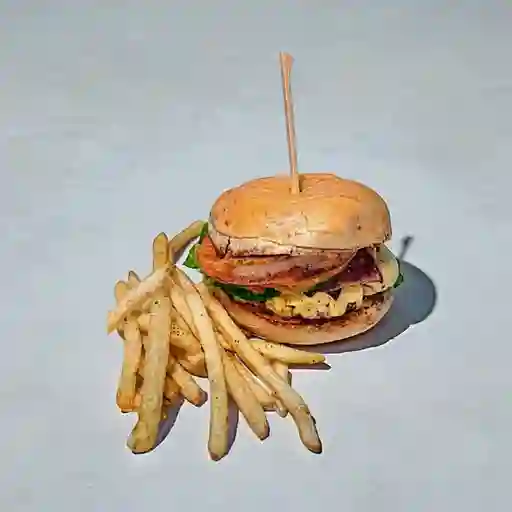 Hamburguesa Especial de Carne Papas Gaseosa (250Ml)