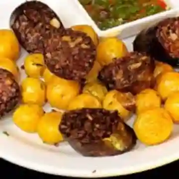 Morcilla con Papas Criollas y Chimichurr