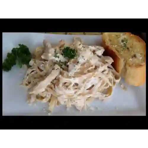 Pasta de Pollo en Salsa Bechamel