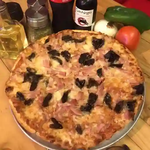Pizza Tocineta con Ciruelas