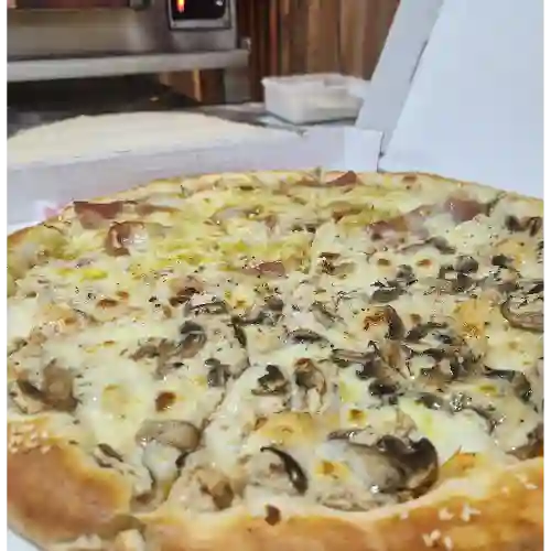 Pizza Pollo y Champiñones