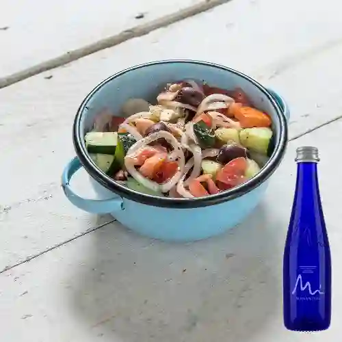 Combo Ensalada Griega + Agua Manantial Sin Gas 300 ml