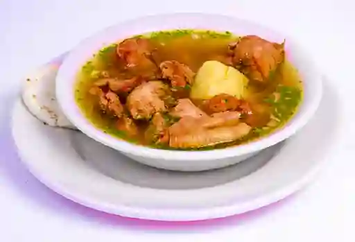 Consomé con Menudencia