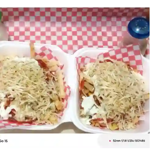Dos Salchipapa Sencillas + 2 Gaseosas