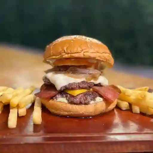 La invasora burger + papas